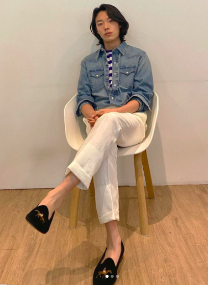Aktor Korea Selatan, Ryu Jeon Yeol selalu tampil minimalis namun keren dilihat. (Foto: Instagram/Ryu Jeon Yeol)