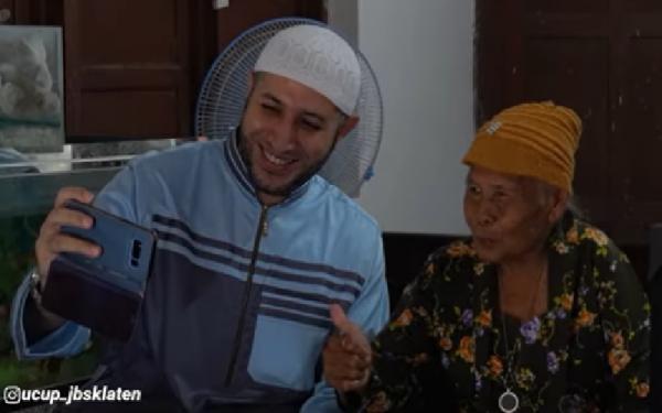 Mbah Minto kedatangan Syekh Ahmad Al-Misry yang tak lain juri Hafiz Indonesia di RCTI (Foto:  Yout