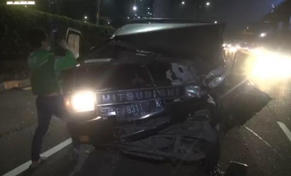 Mobil terguling di Tol Dalam Kota Jakarta, Sabtu (5/6/2021) dini hari. (Foto: iNews.id/Miftahul Ghani)