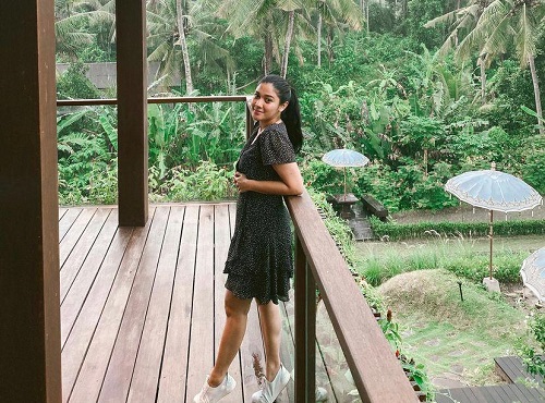 Naysila Mirdad 2 Naysila Mirdad dengan dress yang santai, tetap feminin.