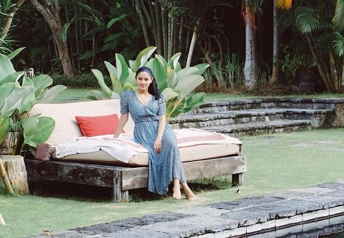 Naysilla Mirdad dengan tampilan fashion nuansa biru.