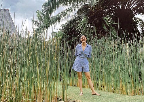 berpose di tengah ilalang.