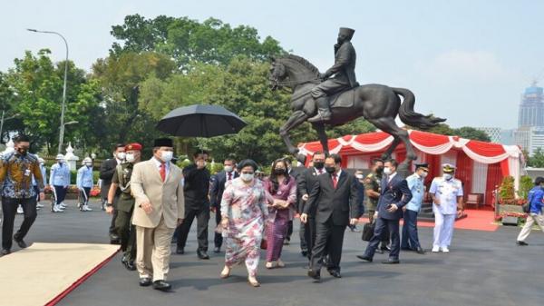 Patung Bung Karno Naik Kuda di halaman kantor Kemhan yang diresmikan Menhan Prabowo Subianto, Minggu (6/6/2021). (Foto: Kemhan)..