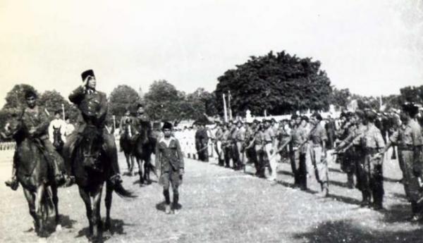 Presiden Soekarno memimpin upacara HUT ke-1 Angkatan Perang RI (kelak menjadi TNI) di Yogyakarta, 5 Oktober 1946. (Foto: ANRI. IPPHOS).