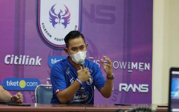 Gilang Widya Pramana Presiden baru Arema FC Gilang Widya Pramana berbicara pada konferensi pers di Stadion Kepanjen, Minggu (6/6/2021) malam WIB. (Foto: Istimewa)