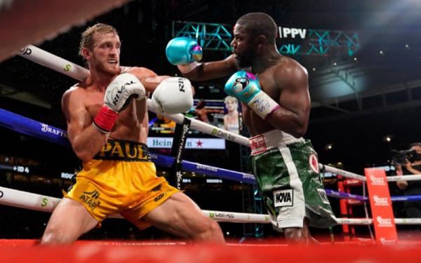 Floyd Mayweather Jr gagal bikin KO Youtuber Logan Paul pada duel ekshibisi di Hard Rock Stadium, Miami, Florida, Amerika Serikat, Senin (7/6/2021) pagi WIB. (Foto: AP)