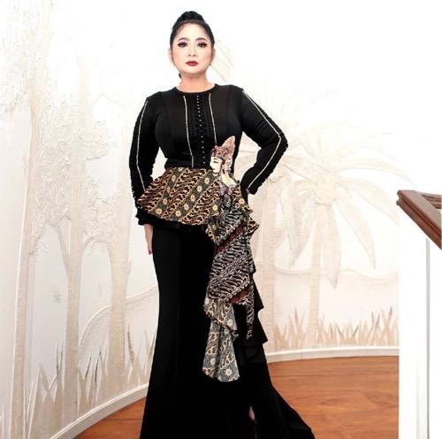 Vina Panduwinata, bersuara emas dan khas.