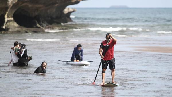 08 Antara Pantai Baron 1 Dishub Gunungkidul mengecek lokasi rawan kecelakaan di Jalur Pantai Baron akibat ganguan kera ekor panjang. (Foto : Ist)