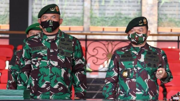 Letjen TNI Eko Margiyono (kiri) bersama Mayjen TNI Dudung Abdurachman dalam upacara sertijab Pangkostrad di Mabesad, Jakarta Pusat, Selasa (8/6/2021). (Foto: Dispenad).