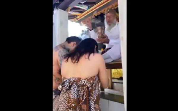 Jerinx dan Nora melakukan ritual Melukat usai bebas dari penjara, Selasa (8/6/2021). (Foto: iNews/Indira Arri)