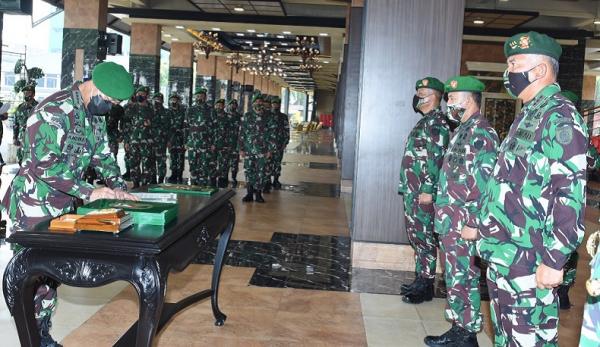 KSAD Jenderal TNI Andika Perkasa memimpin acara Serah Terima Jabatan (Sertijab) Pangkostrad dan lima pejabat teras lainnya. (Foto dok Dispenad).
