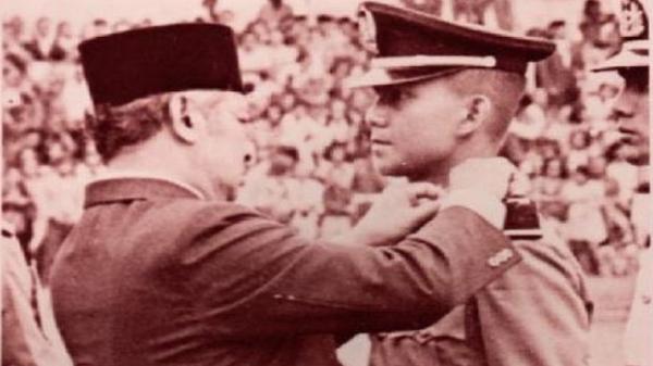 Prabowo Taruna IG Menhan Prabowo Subianto membagikan momen dilantik Presiden ke-2 RI Soeharto saat taruna Akademi Militer Nasional di akun Instagram miliknya, Selasa (8/6/2021). (Foto: Instagram: Prabowo Subianto).