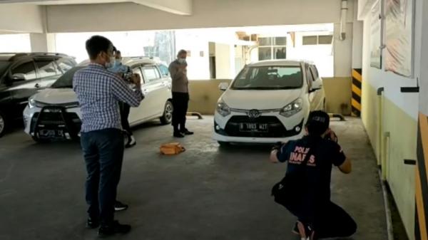 Polisi melakukan pemeriksaan di dalam mobil prajurit TNI AU di Bandarlampung yang diduga menjadi korban penembakan (Andres Afandi/iNews)