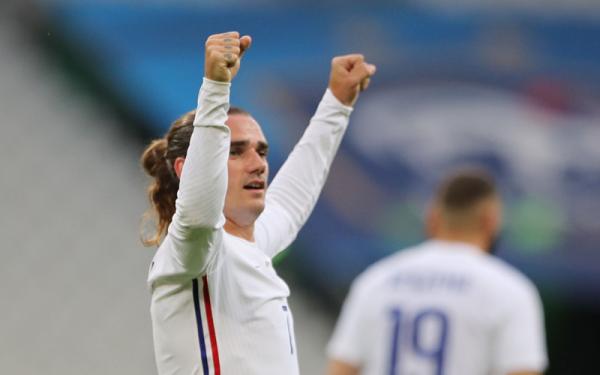 Antoine Griezmann bikin gol salto saat membantu Prancis menang 3-0 atas Bulgaria pada laga uji coba di Stade de France, Rabu (9/6/2021) dini hari WIB. (Foto: Reuters)