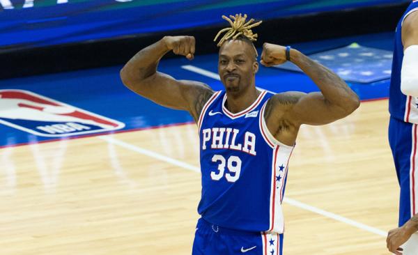 Pemain Philadelphia 76ers Dwight Howard beraksi saat melawan Utah Jazz pada semifinal playoff NBA, Rabu (9/6/2021). (Foto: Reuters)
