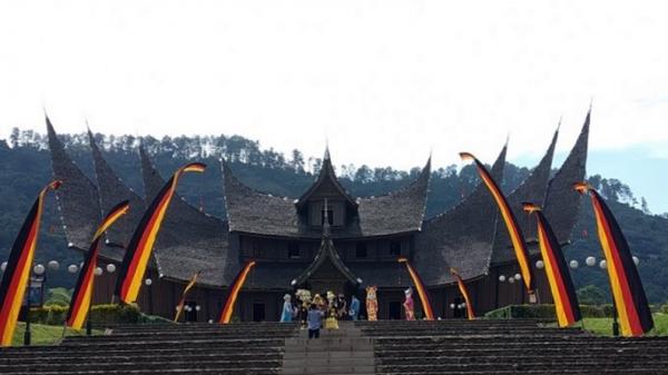 Istano Basa Pagaruyung Tanah Datar, Sumbar Istano Basa Pagaruyung Tanah Datar, Sumbar (Antara)