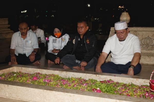 Ketua DPD RI berziarah ke makam Soekarno di Kota Blitar, Jawa Timur. (Foto: dok DPD RI)
