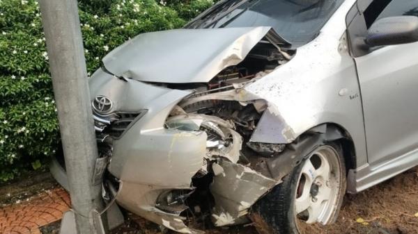 Mobil sedan di Padang menabrak tiang listrik Mobil sedan di Padang, Sumbar menabrak pembatas jalan dan tiang listrik (Rus Akbar/iNews)