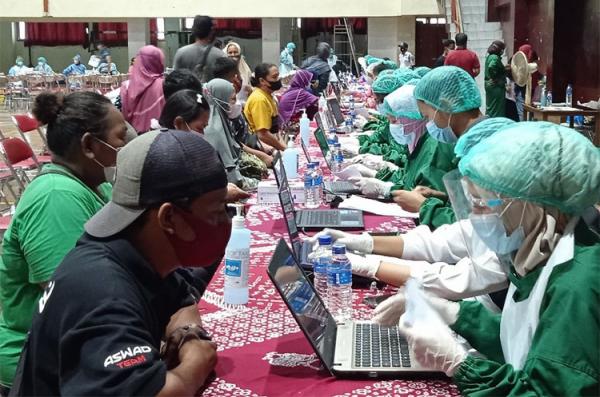 vaksin pedagang pasar Pedagang Pasar mengikuti vaksin Covid-19. (Foto: MNC Portal/Priyo Setyawan)