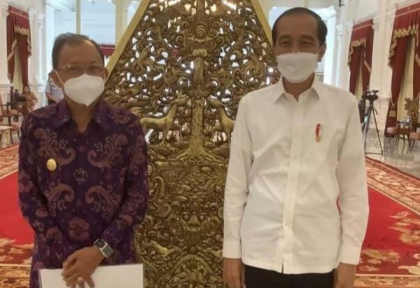 10- Wayan Koster Gubernur Bali Wayan Koster saat bertemu Presiden Jokowi di Istana Negara. (Foto: ist)