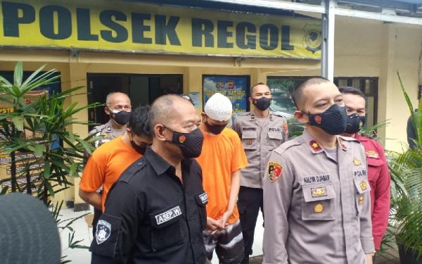 Kapolsek Regol Kompol Aulia Djabar didampingi Kanit Reskrim AKP Acep Wahidin menunjukkan kedua tersangka Willy dan Ihsan. (Foto: Agus Warsudi)