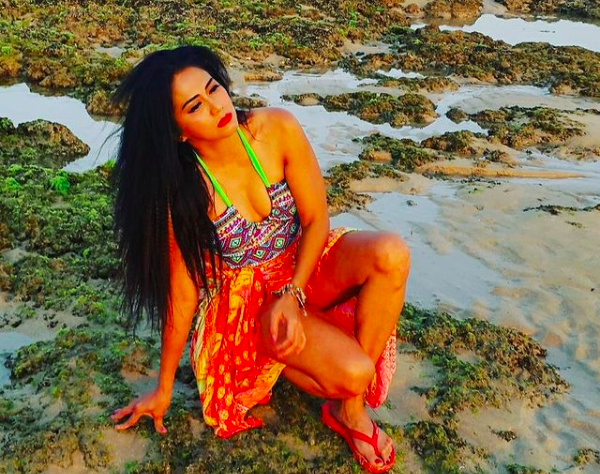 Gaya Sally Marcellina sejak era 1990-an hingga saat ini masih seksi. (Foto: Instagram)