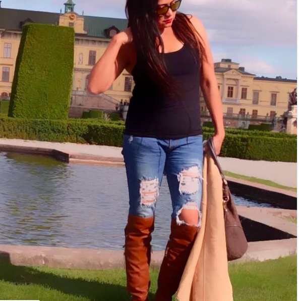 Gaya Sally Marcellina sejak era 1990-an hingga saat ini masih seksi. (Foto: Instagram)