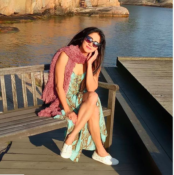 Gaya Sally Marcellina sejak era 1990-an hingga saat ini masih seksi. (Foto: Instagram)