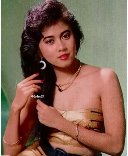 Gaya Sally Marcellina sejak era 1990-an hingga saat ini masih seksi. (Foto: Instagram)