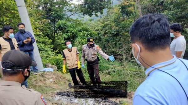 Polisi mengevakuasi mayat terbakar di Maros Polisi mengevakuasi mayat terbakar di Maros. (Foto: iNews/Herman).