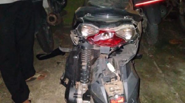 Tabrakan beruntun melibatkan dua mobil dan tiga sepeda motor terjadi di Jalan Pasar Kranggan, Kecamatan Jatisampurna, Kota Bekasi, Kamis (11/6/2021) malam. (Foto: Abdullah M Surjaya).