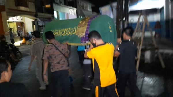 Warga dan kerabat mengusung keranda jenazah M Zaki yang untuk disalatkan di masjid. (Foto: iNews/Asep Juhariyono)