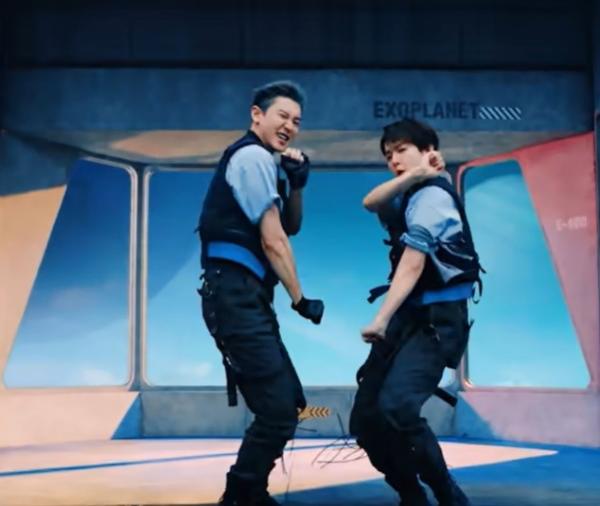 1206foto Exo 3 Dua personel Grupm EXO, Chanyeol dan Baekhyun, yang kini sedang mengikuti wajib militer.