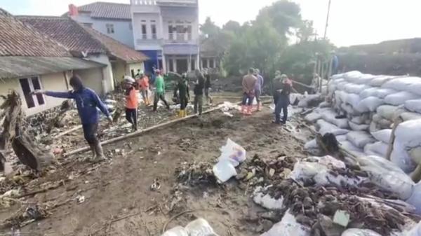 Dampak Tanggul Sungai Cisunggalah Jebol, Puluhan Rumah Di Solokan Jeruk ...