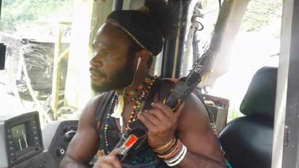 Anggota KKB Mairon Tabuni bergaya angkat senjata. (Foto: Istimewa).