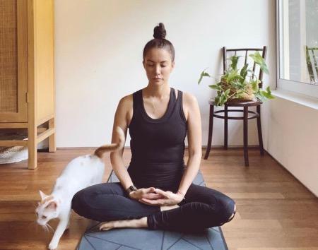 Nadya rutin melakukan yoga dan meditasi.