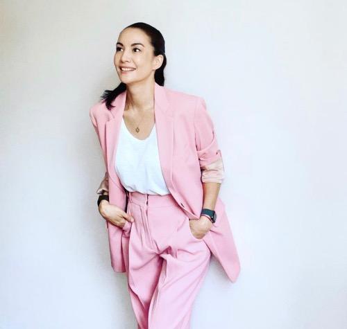 Nadya memakai hot suit warna pink feminin.