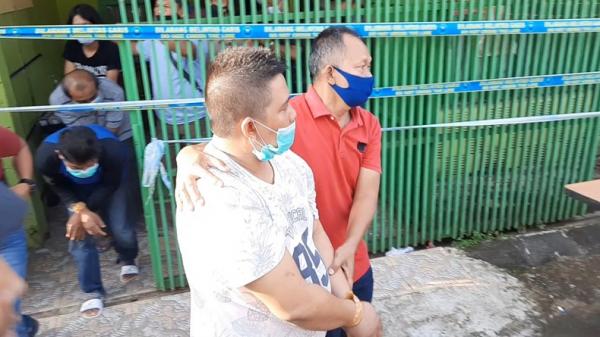 Para tesangka yang ditangkap karena memproduksi obat ilegal di Kota Tasikmalaya. (Foto: iNews/Asep Juhariyono)