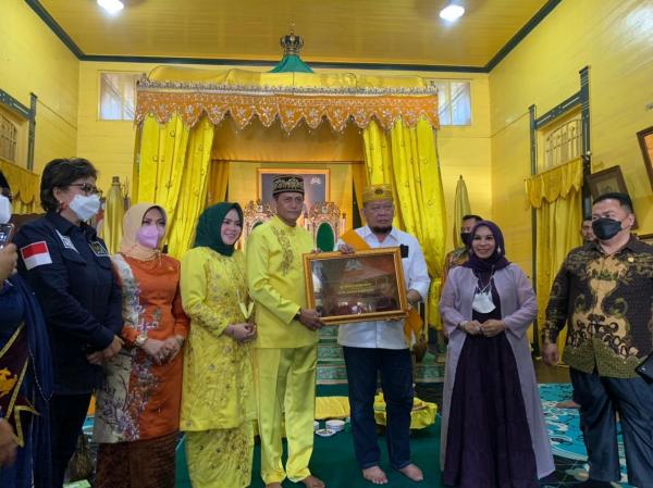 pimpinan Kesultanan Pontianak, Sultan Syarif Mahmud Melvin Alkadrie, pose bersama Ketua DPD La Nyalla Mahmud Mattalitti. (Foto: ist)