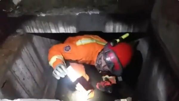 Sebuah kamar di dalam gorong-gorong dr Djundjunan Kota Bandung ditemukan petugas. Kamar tersebut dikabarkan dihuni pria bertati. (iNewsTv/Ervan David)