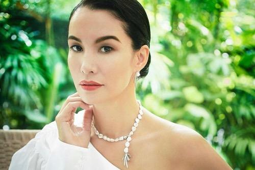 Nadya Hutagalung cantik dengan perhiasan glamor.