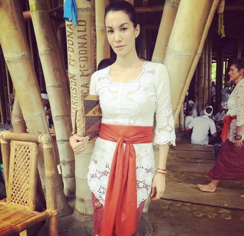 Nadya memakai baju kebaya saat di Bali.