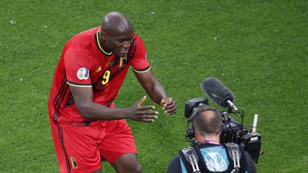 Romelu Lukaku Romelu Lukaku berselebrasi untuk Christian Eriksen saat mencetak gol ke gawang Rusia pada matchday pertama Grup B Euro 2020 di Minggu (13/6/2021) dini hari WIB. (Foto: Reuters)