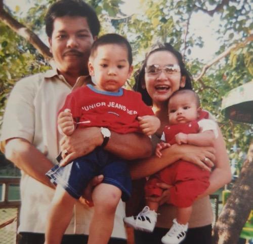 Chicha Koeswoyo2 Chicha Koeswoyo bersama suami dan kedua anaknya.