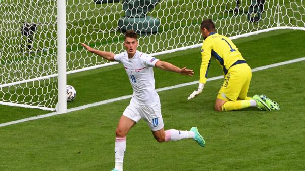 Striker Timnas Republik Ceko Patrik Schick mencetak gol spektakuler saat melawan Skotlandia pada matchday pertama Grup D Euro 2020, Senin (14/6/2021) malam WIB. (Foto: Reuters)