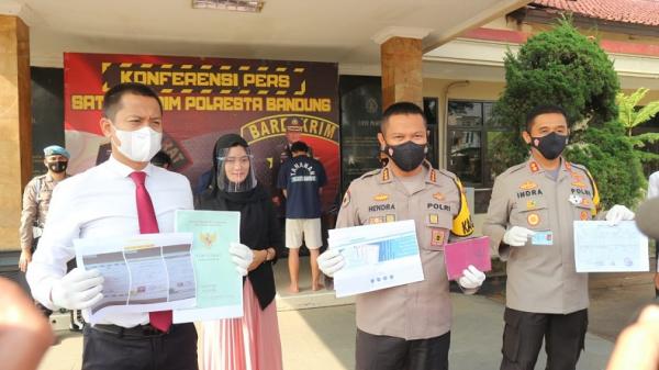 Kapolresta Bandung Kombes Pol Hendra Kurniawan menunjukkan barang bukti kasus pemalsuan dokumen penting yang dilakukan tersangka RFH, RMK, dan MBI. (Foto: Humas Polresta Bandung)