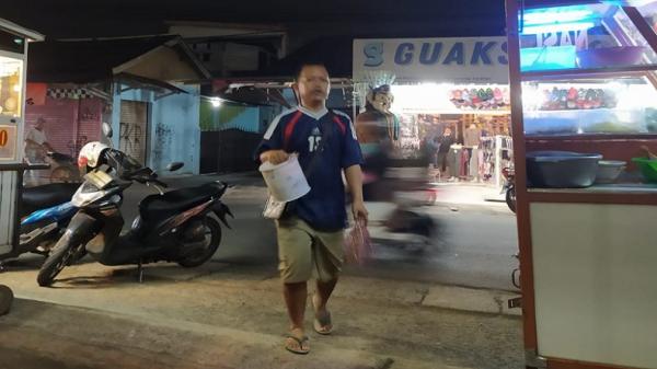 Pengamen ondel-ondel di Pamulang, Tangerang Selatan, Minggu (13/6/2021). (Foto: iNews.id).