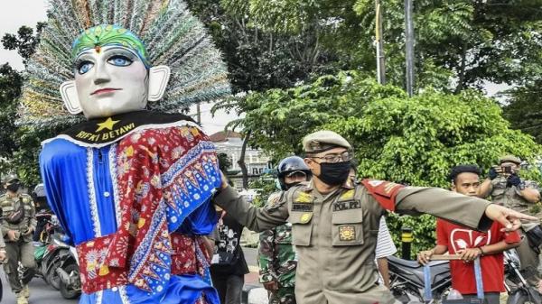 razia ondel ant Petugas Satpol PP DKI Jakarta menertibkan pengamen ondel-ondel di Jakarta Timur, Mei 2021 lalu. (Foto: Antara).