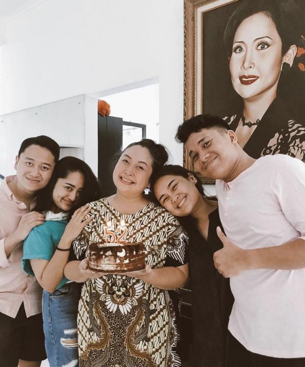 Ira tampak menghabiskan momen spesialnya bersama keempat anaknya. (Foto: Instagram)