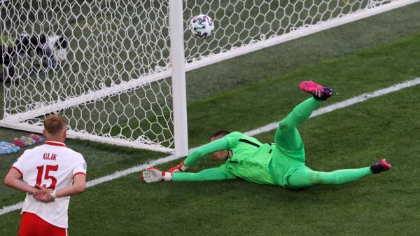 Wojciech Szczesny bikin gol bunuh diri saat Polandia dipermalukan Slovakia 1-2 pada laga pembuka Grup E Euro 2020, Senin (14/6/2021) malam WIB. (Foto: Reuters)